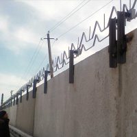 Вариант монтажа чувствительного элемента СО ёмкостного типа на железо-бетонном заграждении с помощью переходников Д9-Р116-01.