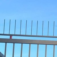Вариант монтажа козырька на металлическом заграждении с помощью переходников Д9-Р116-01.